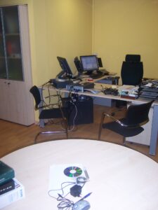 Mesa de reuniones con mesa de trabajo al fondo