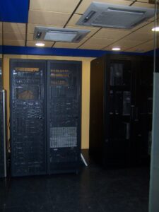 Algún rack, routers, servidores... y demás morralla